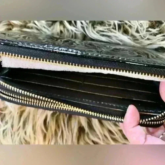 Textured Floral Back Wallet - Picture 6 of 6